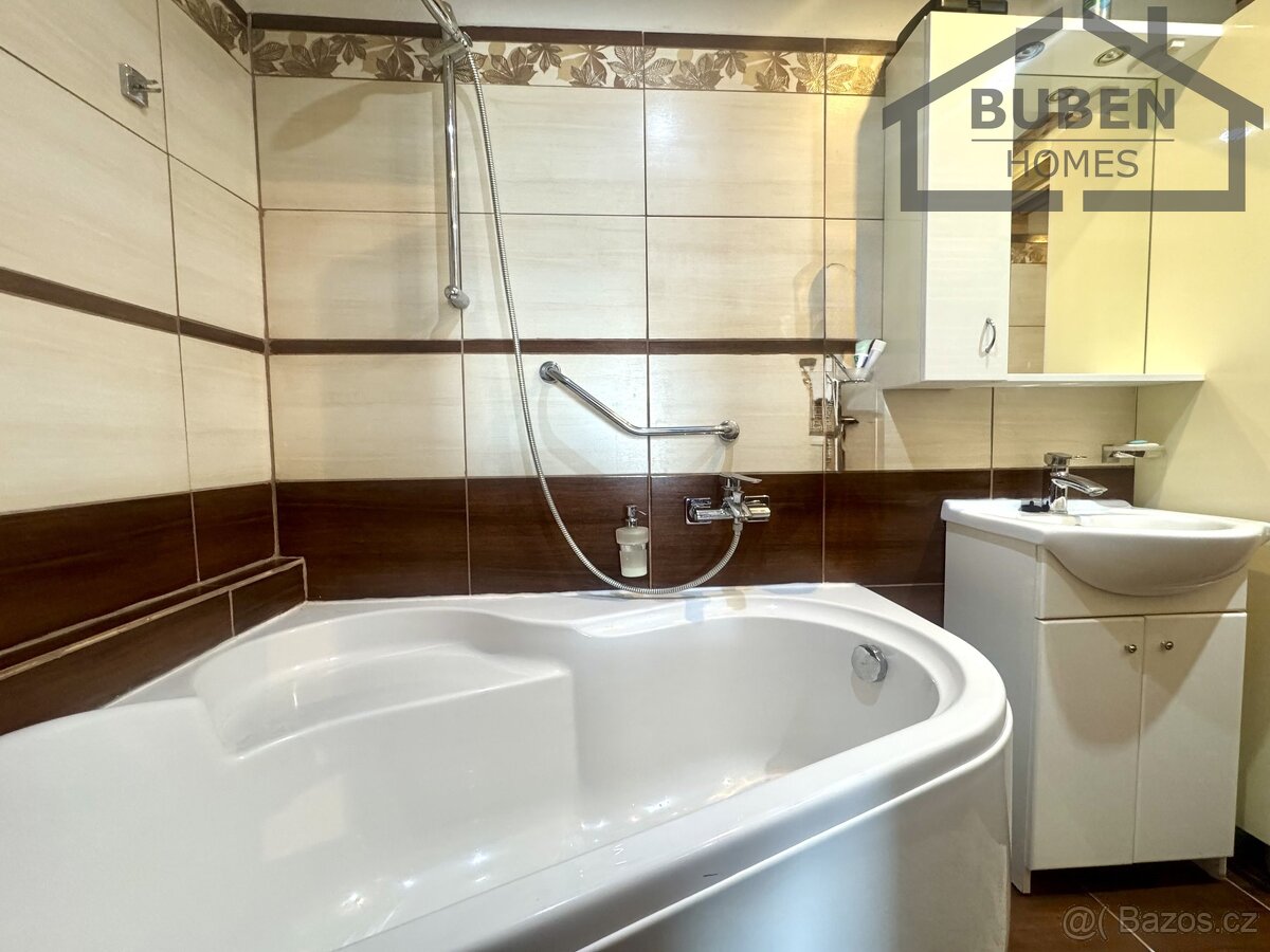 RD 4+kk po rekonstrukci se stodolou, bazénem a zahradou 757 - 11