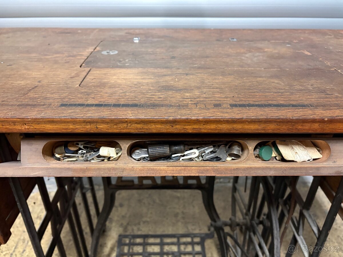 Prodám starý šicí stroj Lada - 11