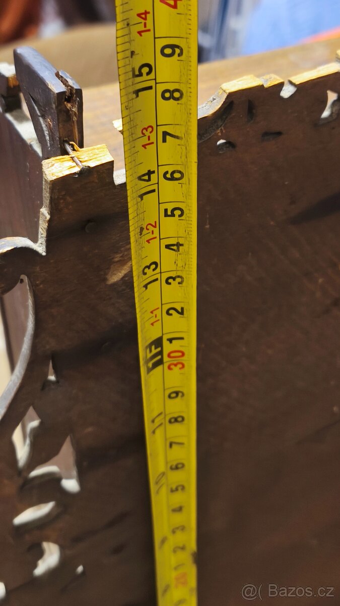 Dřevěná, zdobená skříňka . - 11