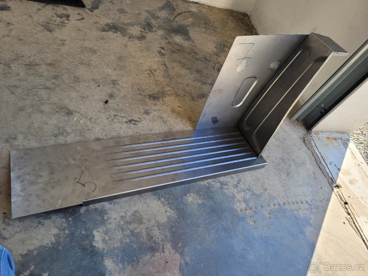 Tatra 148 podběh schodu vnější - 11