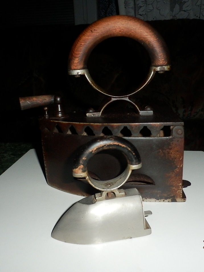 Starožitná menší žehlička s nahřívací cihličkou - 11