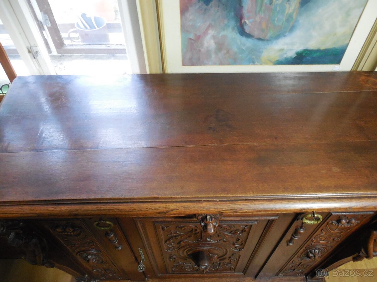 Vyřezávaná skříňka komoda - 11