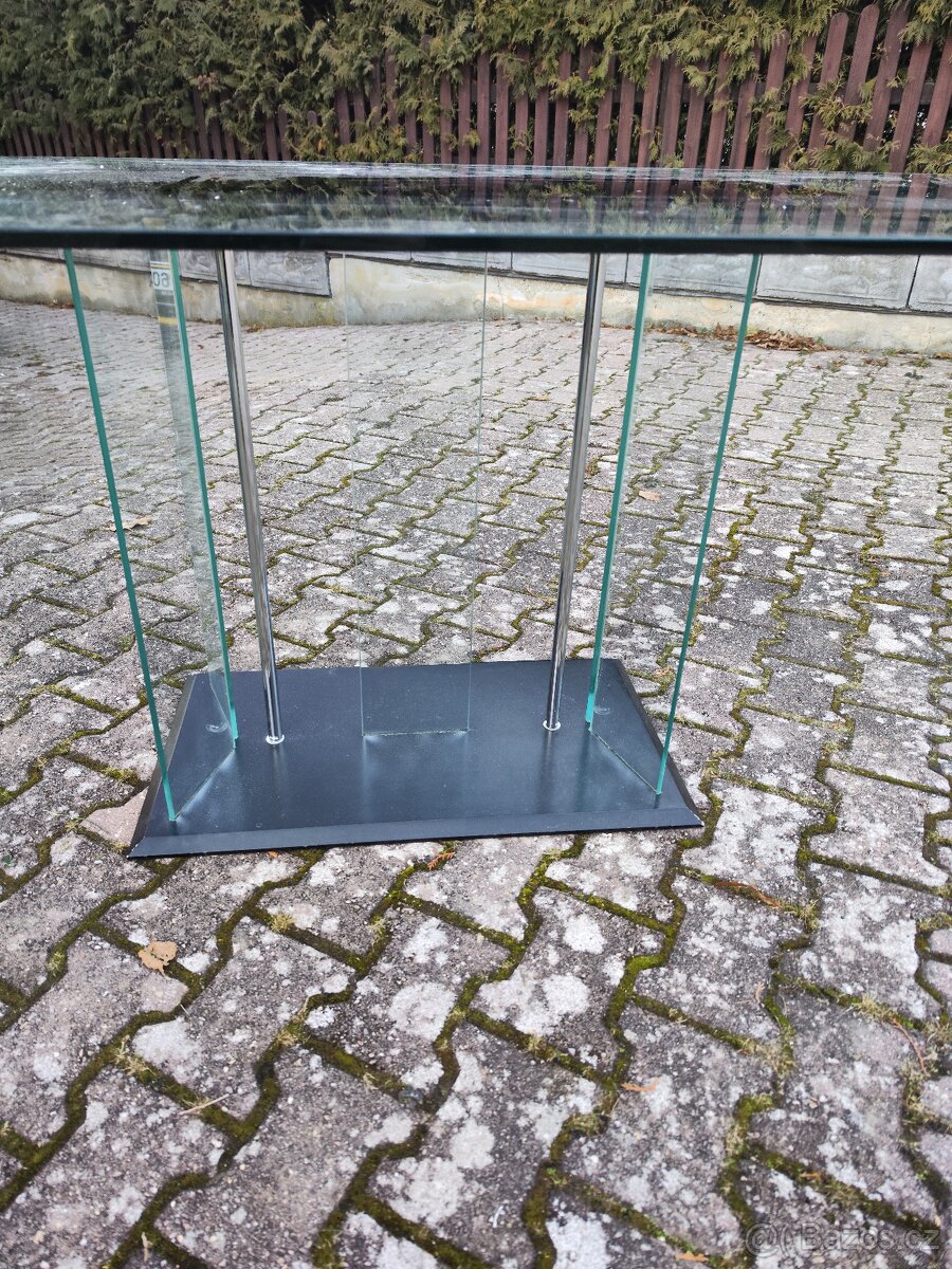 Americká lednice, dětské kolo, myčka nádobí a jídelní stůl. - 11