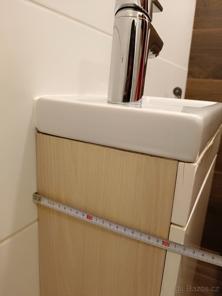 Umyvadlová skříňka s umyvadlem i baterií a sprchou - 11