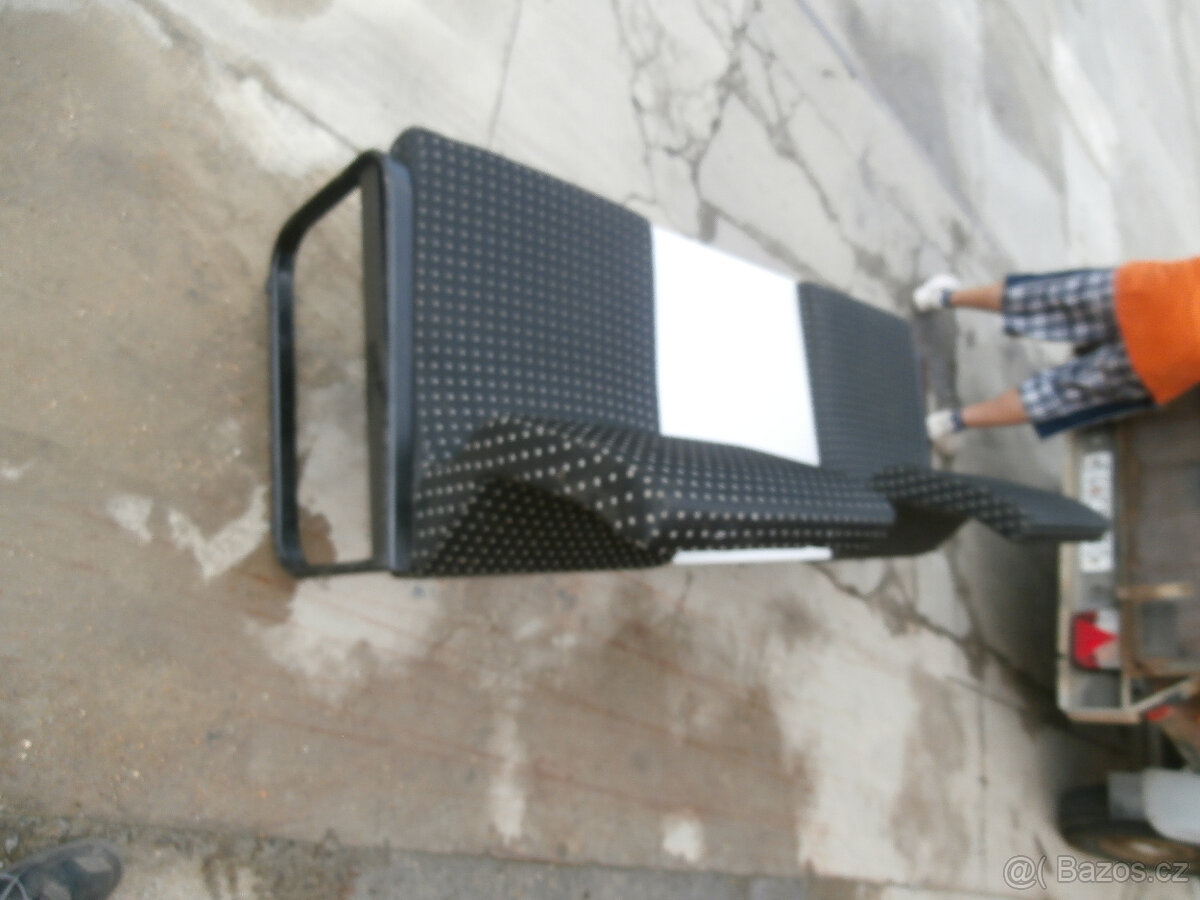 Chodbový dvousekák, křeslo, sedačka, lavice za 500 kč - 11