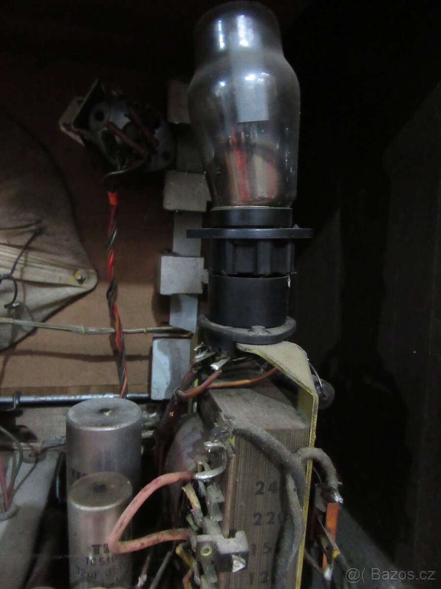 Nabízím staré radio Tesla Máj. Netestováno. Prodávám jako n - 11