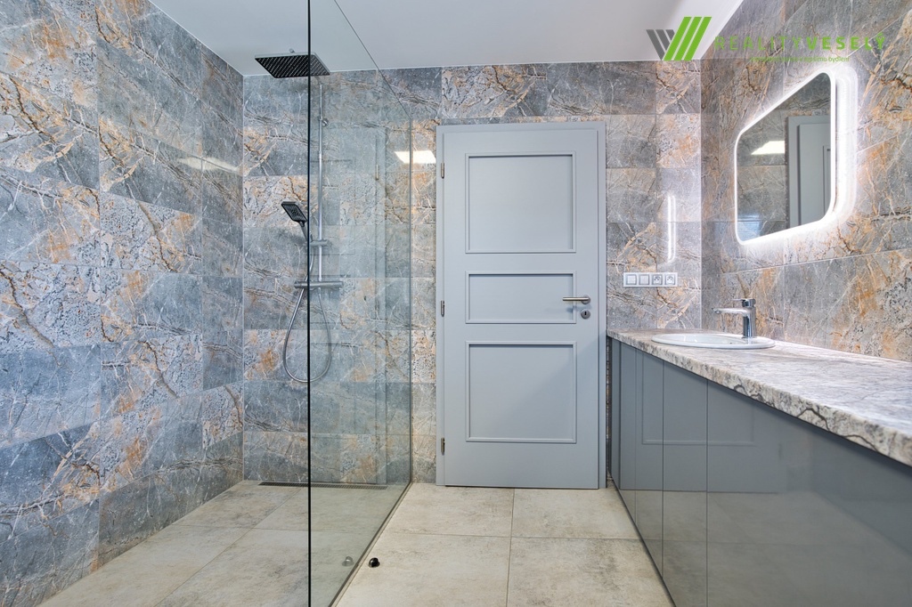 Prodej rodinného domu 4+kk se zahradou, garáží,druhým domem - 11