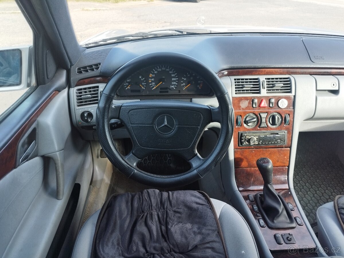 Mercedes-Benz E 230 i manuál - 11