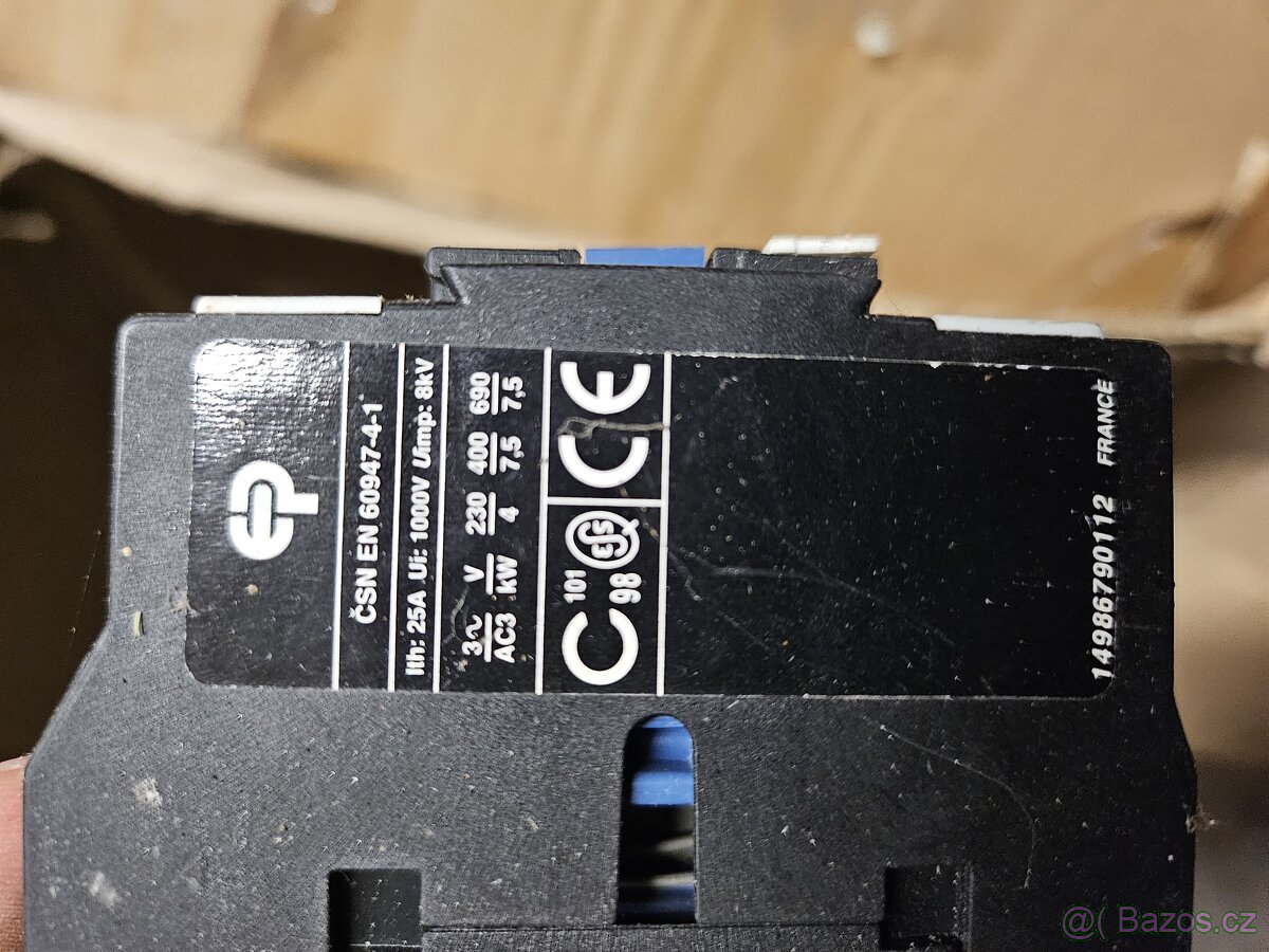 Pojistky jističe trafa prostě vše - 11