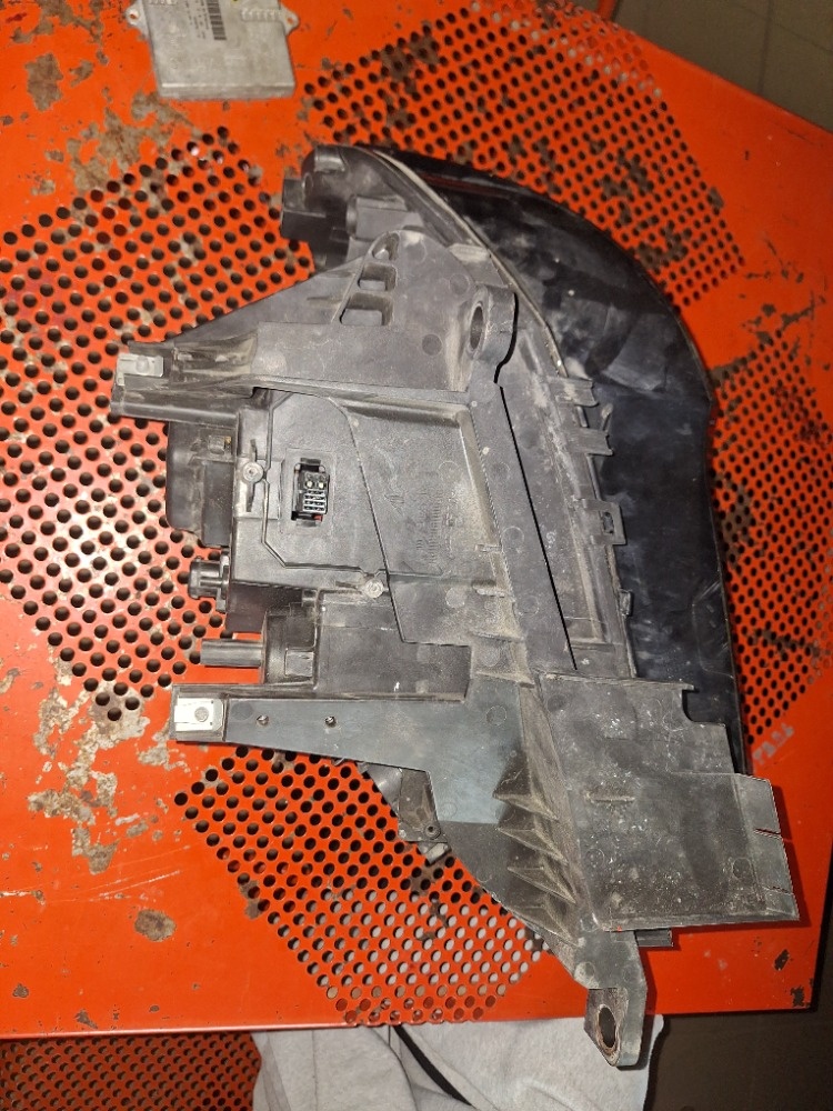 Přední pravé světlo X3 E83 D2S+ H7 XENON - 11