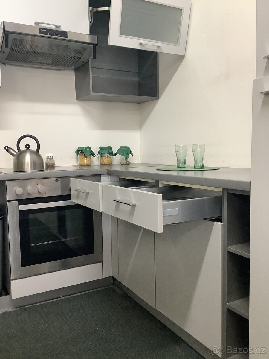 Moderní šedá kuchyně LUNARA - 11