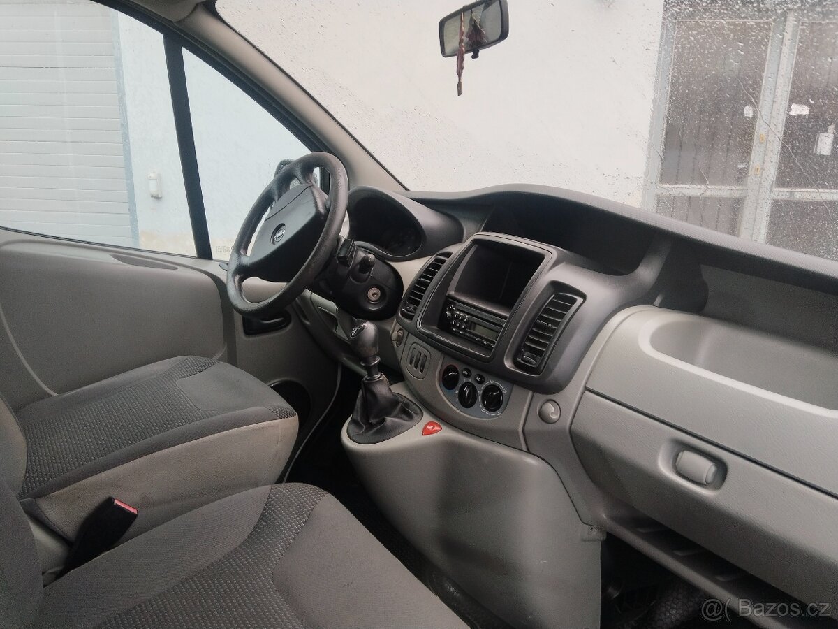 Opel vivaro 2,0cdi,9 míst, klima,doložené km - 11