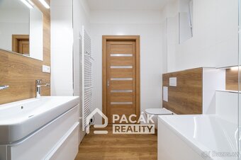 Prodej prostorného cihlového bytu 3+kk v nejžádanější lokali - 11