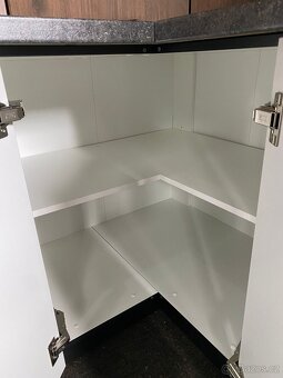 Moderní kuchyňská linka bez spotřebiči - 11