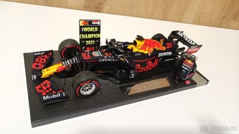Max Verstappen 1:18 s figurkou - prvy titul Abu Dhabi 2021 - 11