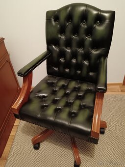 Luxusní otočné křeslo chesterfield - 11