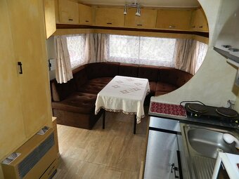 Velký dvouosý karavan Dethleffs - 11