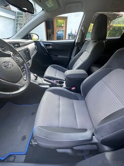 Toyota Auris 1.8 hybrid kombi - 11