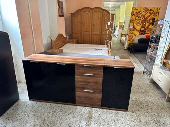 Hezká velká komodá s dveřmi a šuplíky ořech/č.sklo - 11