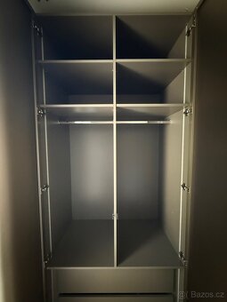 Šatní skřín s prosklenými dveřmi - 11