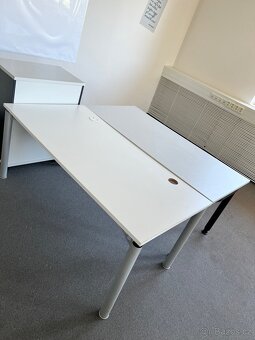 Kancelařský nabytek, stoly, skřině, různé - 11