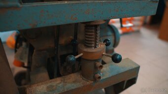 Srovnávačka s protahem, stolní pilou, příprava na frézování - 11