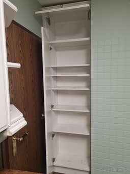 Krásná moderní kuchyňská linka se spořebiči - 11