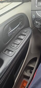 Chrysler town and country - 11