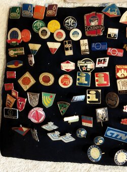 různé staré odznaky - 11