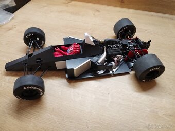Meng 1:12 F1 McLaren+ Senna figurka Meng - 11