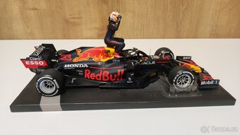 Max Verstappen 1:18 s figurkou - víťaz Monaco - 11