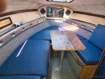 Kajutová motorová loď Wellcraft+přívěsný vozík - 11