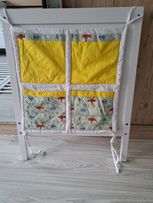 Dětská postýlka+materace+prostěradla+látkové zábr.+kapsář - 11