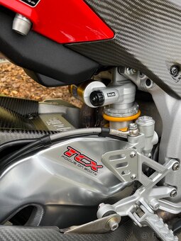 Aprilia RSV4 1000 FACTORY - 11