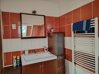 Pronájem prostorného bytu 2+kk (72 m²) v rodinném domě – C - 11