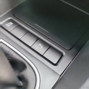 Volkswagen Golf, KRASNY,105TKM,SERVISKA,VYBAVA - 11