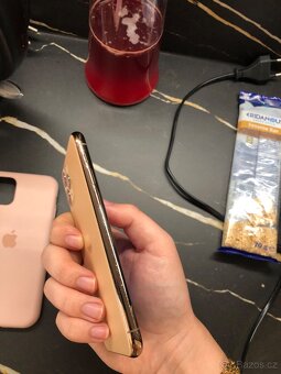 iPhone 11 Pro 64 gb - TOP STAV - 11