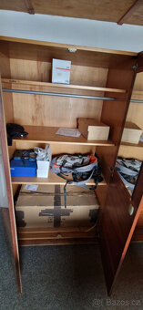 Obyčejné i luxusní skříně, stůl. - 11