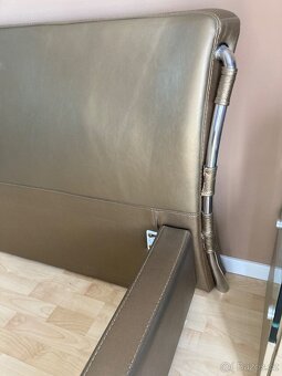 Postel s matraci a nočními stolky - 11