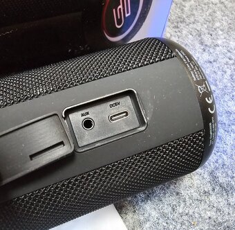 Přenosný bezdrátový reproduktor JVC XS-E622B černý - 11