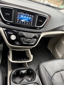 Chrysler Pacifica - 11