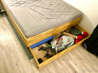 Prodám masivní dubovou postel 160cm s úložným prostorem - 11