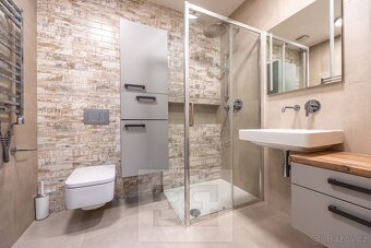 Pronájem mezonetového bytu 4+kk s předzahrádkou a garáží – P - 11