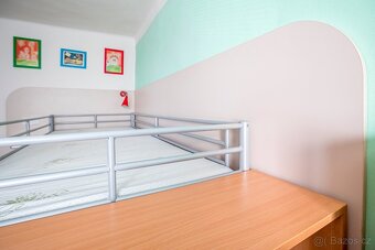Palanda s lamelami, obložení s nočními stolky a lampičky - 11