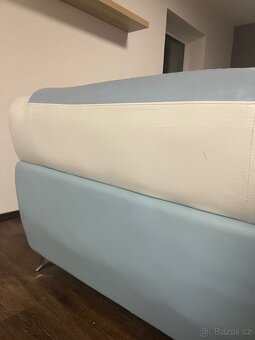 Luxusní kožená modrobílá sedačka - 11