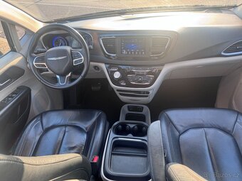 Chrysler Pacifica 3,6 RU Touring L Kůže 2018 DPH - 11