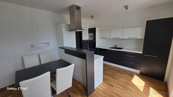 Řadový dům s garáží a krytým bazénem - 11