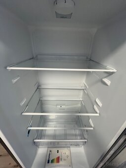 Prodám lednici s mrazákem značky Beko v šedé barvě. - 11