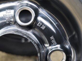 Prodám zimní gumy Nokian s plechovými disky - 11