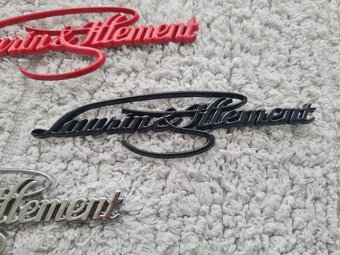 Nápis Laurin Klement , chrom, zlatý, červený, čierny - 11